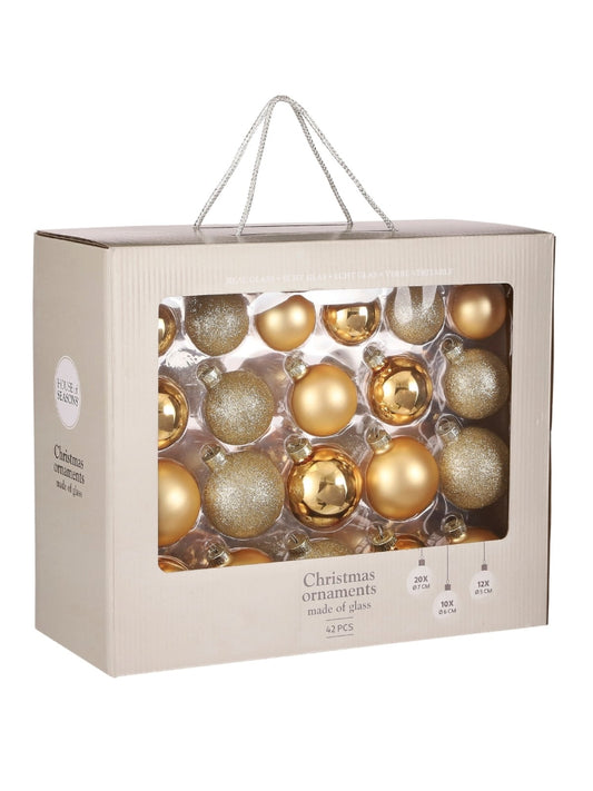 42 glazen kerstballen in goud. Mix van matte, glanzende en glittervarianten voor een warme, feestelijke uitstraling in de kerstboom. Hier verpakt in een stijlvolle doos.