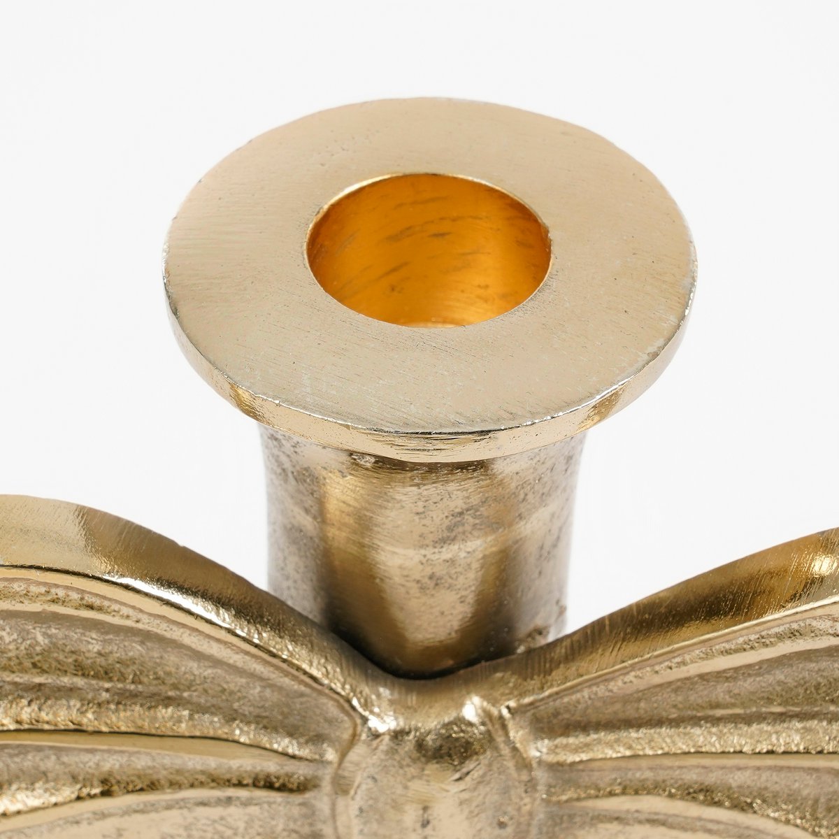 Detailfoto van gouden kandelaar met strik voor feestelijke interieurdecoratie