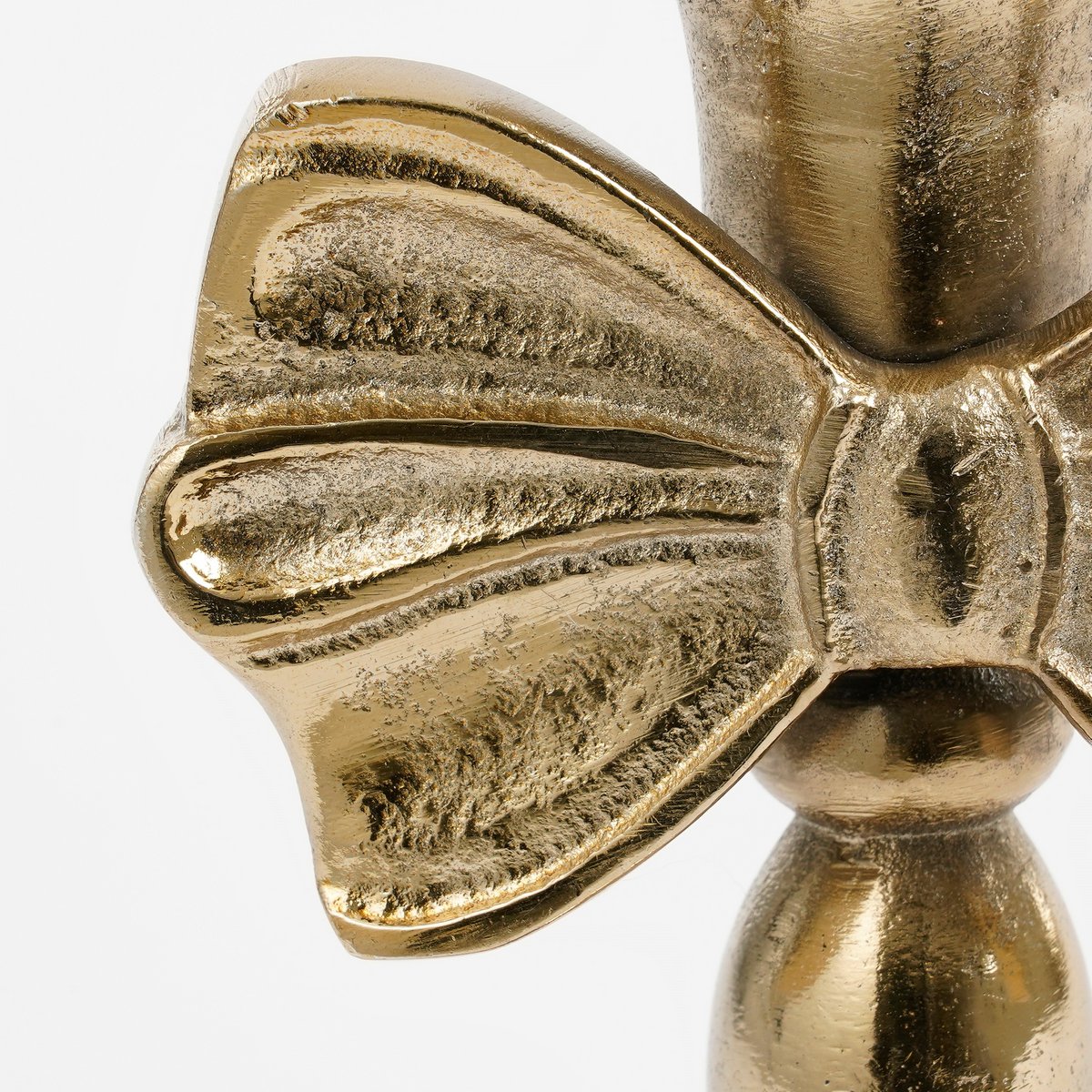 Detailfoto van gouden kandelaar met strik voor feestelijke interieurdecoratie