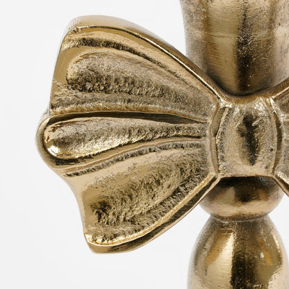Detailfoto van gouden kandelaar met strik voor feestelijke interieurdecoratie