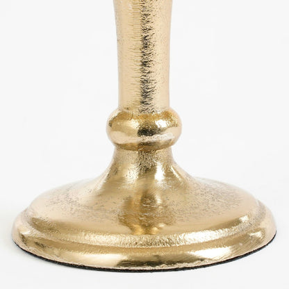 Detailfoto van gouden kandelaar met strik voor feestelijke interieurdecoratie