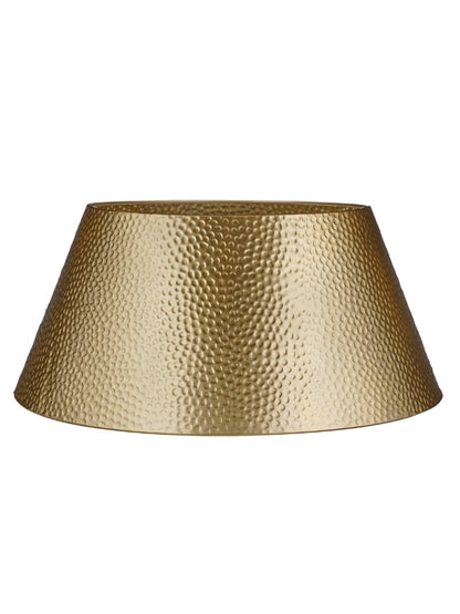 Gouden metalen kerstboommand – elegante boomrok met gehamerd oppervlak voor een luxe kerstlook.
