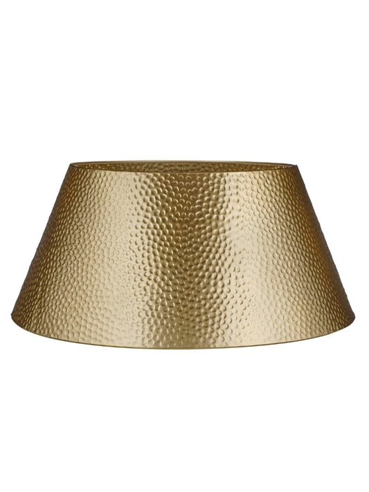 Gouden metalen kerstboommand – elegante boomrok met gehamerd oppervlak voor een luxe kerstlook.
