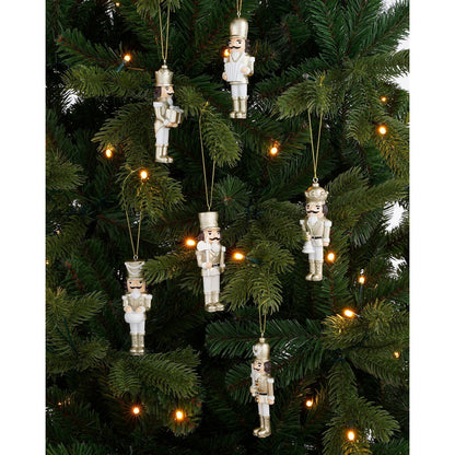 Deze goudkleurige notenkraker set brengt direct sfeer en persoonlijkheid in je kerstboom en interieur. De hangers zijn gemaakt van stevig polyester en elk figuurtje heeft een uniek uiterlijk van traditionele uniformen tot vrolijke details.