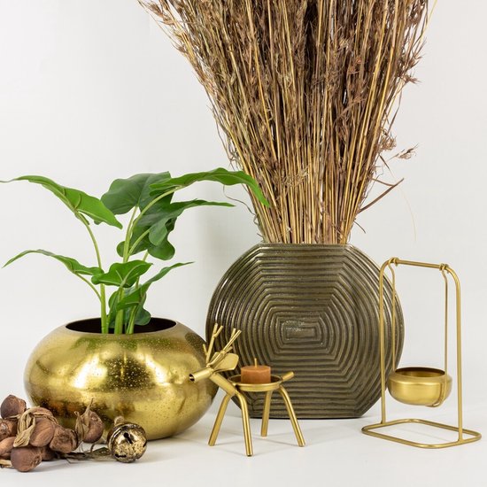 Sfeervolle styling met gouden hertje waxinehouder naast vazen en planten