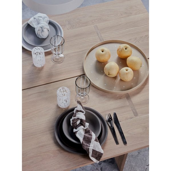 Gedekte tafel met grijs Yuka bord en ontbijtbroodjes