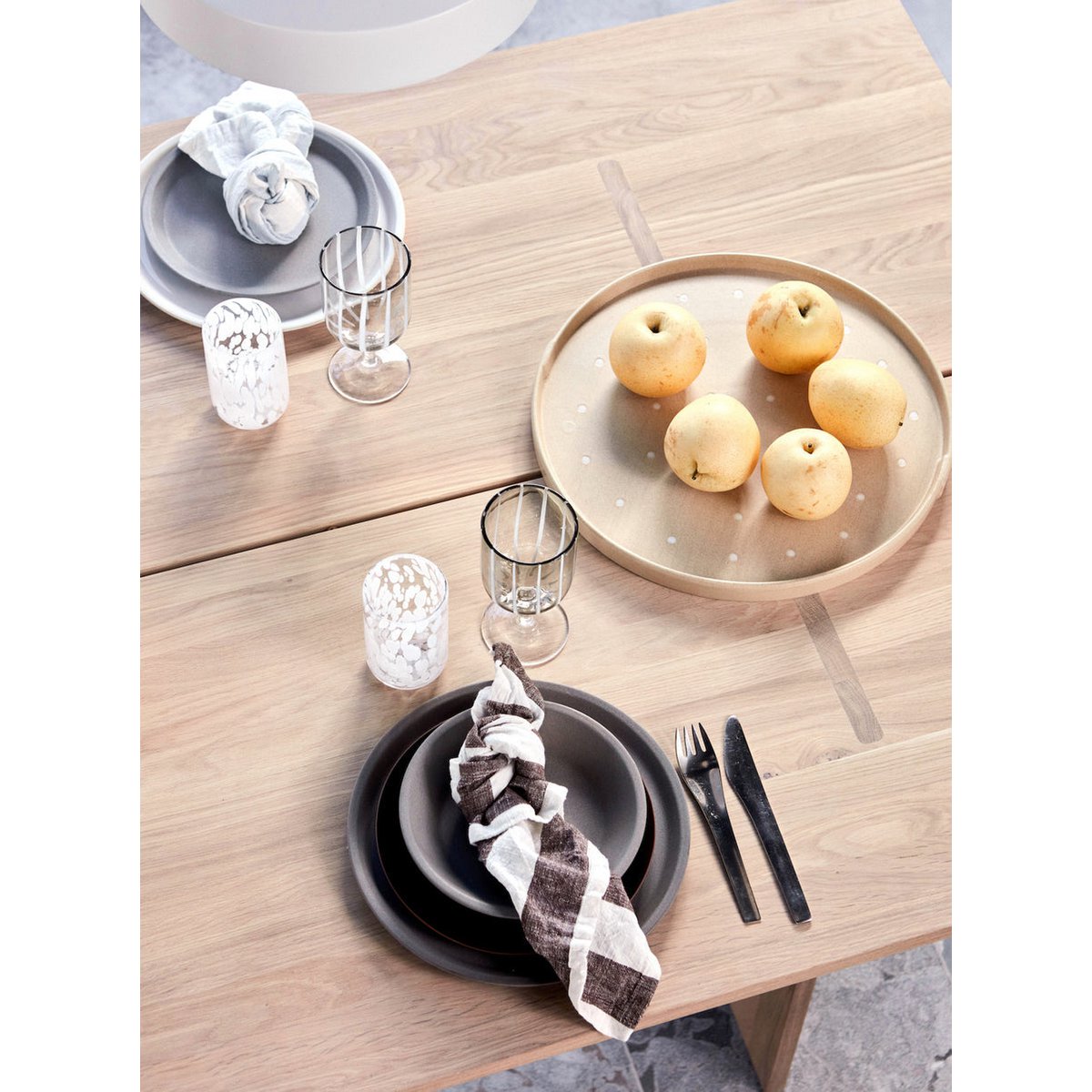 Stylingbeeld van grijs Yuka servies op houten tafel
