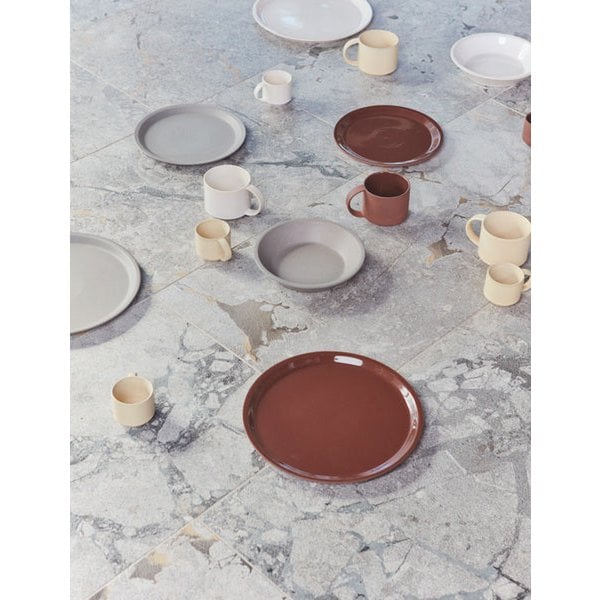 Offwhite Yuka bord in gedekte ontbijttafel setting