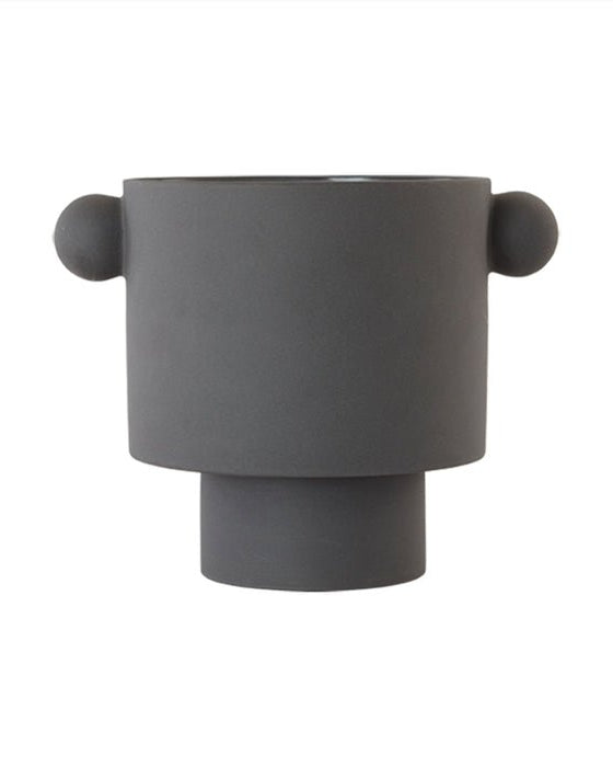 Strak en speels tegelijk – deze grijze keramieken plantenpot combineert minimalistisch design met zachte vormen. De subtiele oren aan de zijkant geven hem karakter, zonder te overheersen.
