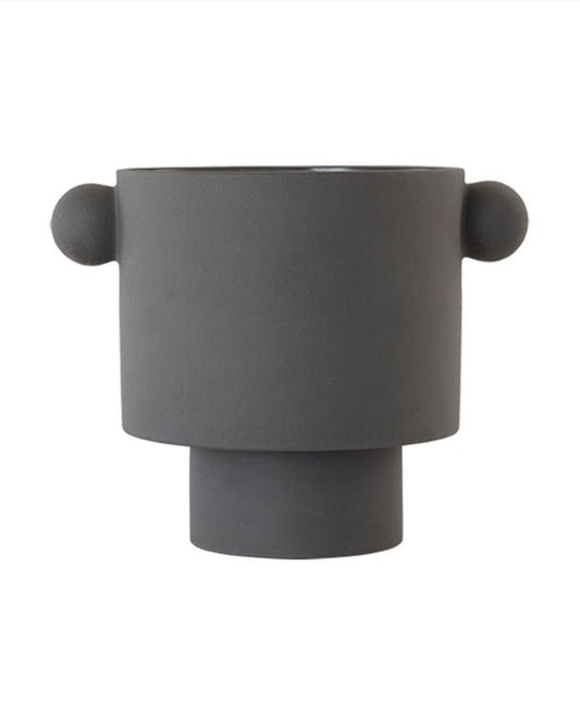 Strak en speels tegelijk – deze grijze keramieken plantenpot combineert minimalistisch design met zachte vormen. De subtiele oren aan de zijkant geven hem karakter, zonder te overheersen.
