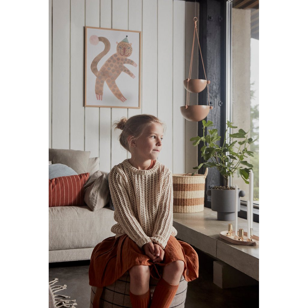 De plantenpot brengt balans tussen modern en huiselijk. Met een groene plant erin voeg je eenvoudig leven en warmte toe aan je interieur.
