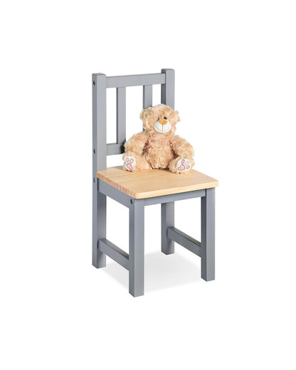 Kinderstoel Fenna gemaakt van dennenhout op wit achtergrond, met knuffeltje erop.
