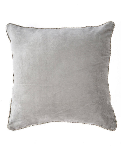 Grijze fluwelen kussenhoes Velvet Crush 50x50 op witte achtergrond