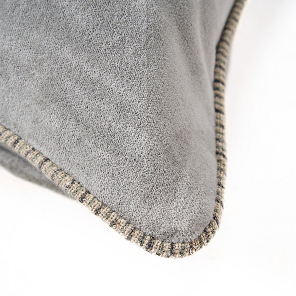 Detail van fluwelen stof en randafwerking van grijze kussenhoes