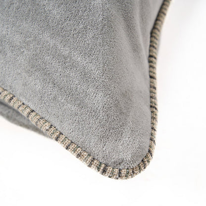 Detail van fluwelen stof en randafwerking van grijze kussenhoes