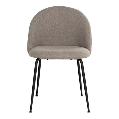 Grijze stoffen eetkamerstoel met zwarte metalen poten en een afgeronde rugleuning. Een moderne en comfortabele stol die perfect past in een eigentijds interieur of stijlvolle eethoek.