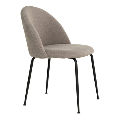 Grijze stoffen eetkamerstoel met zwarte metalen poten en een afgeronde rugleuning. Een moderne en comfortabele stol die perfect past in een eigentijds interieur of stijlvolle eethoek.