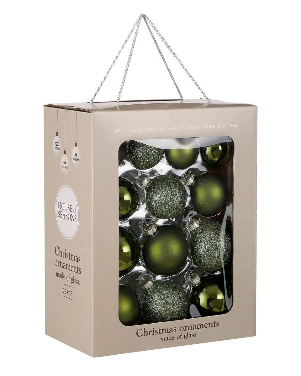 Set van 26 donkergroene glazen kerstballen in matte, glimmende en glittervarianten. Perfect voor een moderne, sfeervolle kerstboom. Hier verpakt in een stijlvolle doos.