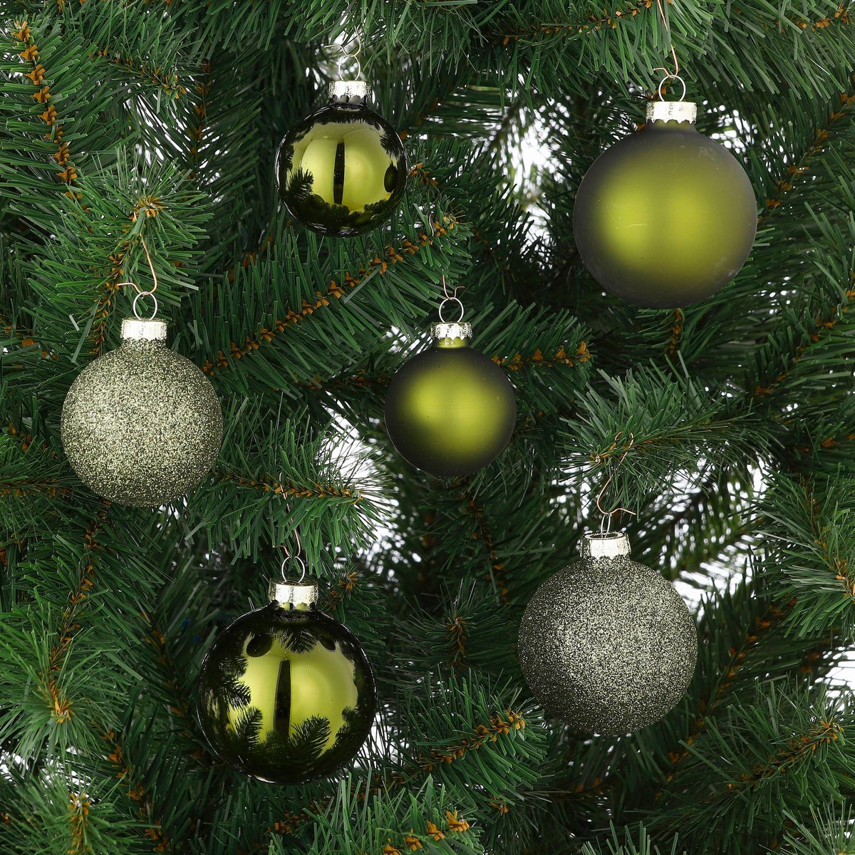 6 donkergroene glazen kerstballen in matte, glimmende en glittervarianten. Perfect voor een moderne, sfeervolle kerstboom. 