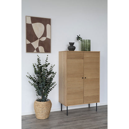 Groene glazen vaas in modern interieur op dressoir