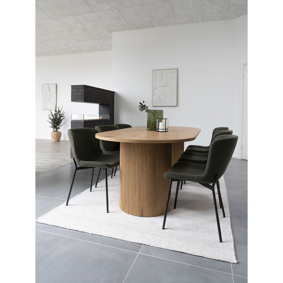 Groene glazen vaas in modern interieur op eettafel