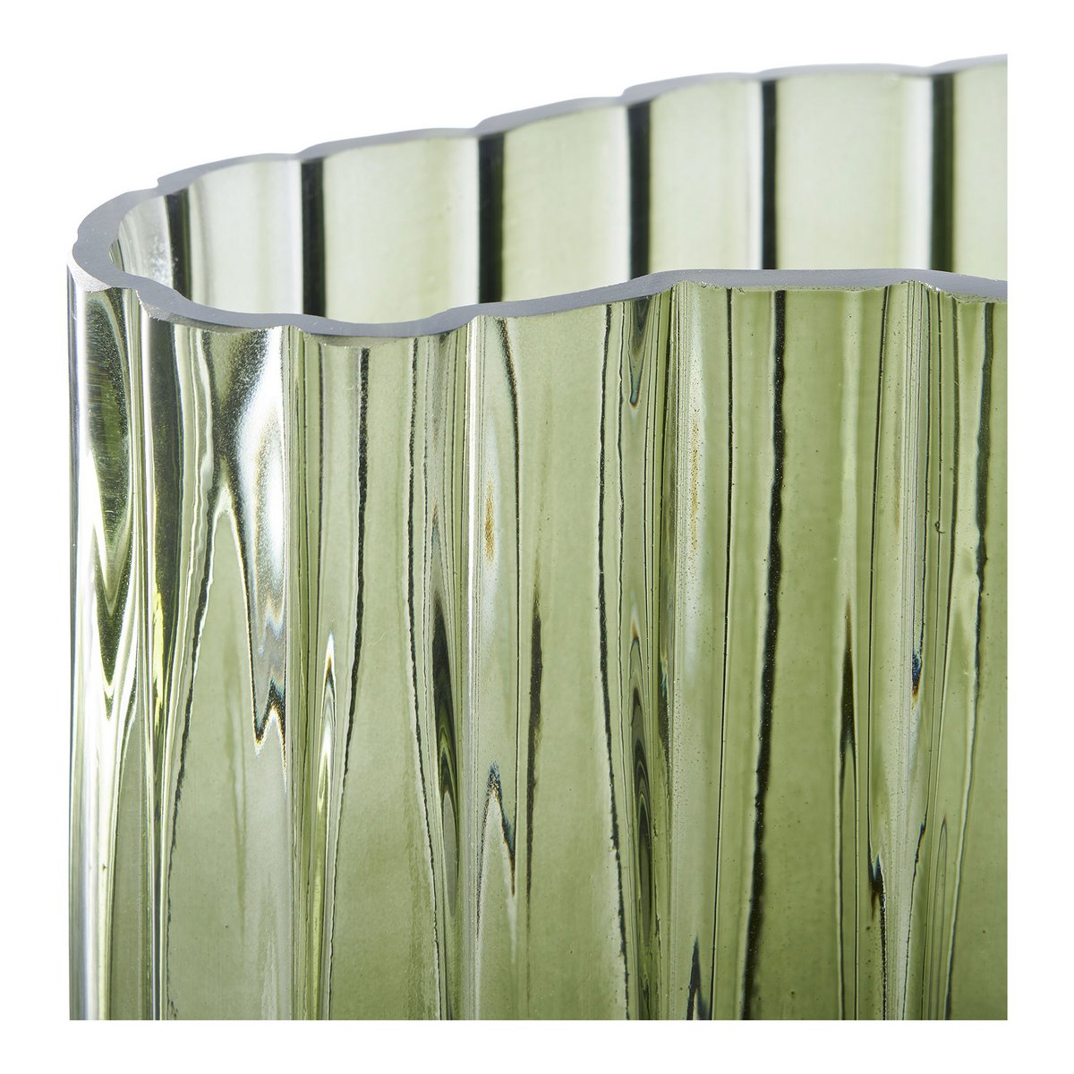 Detail van gerookt groen glas met golvende rand