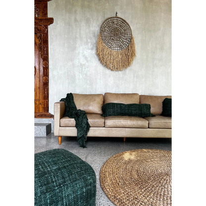 Groene katoenen kussenhoes Oh My Gee 35 X 100  in gezellige buitenkamer in boho stijl
