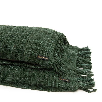 Groene katoenen kussenhoes Oh My Gee 35 X 100 closeup detail wit achtergrond