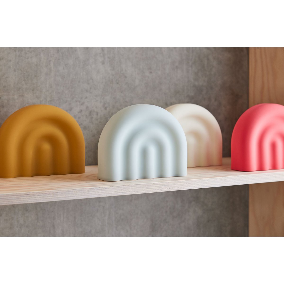 Groene regenboog wandlamp naast andere kleuren nachtlampjes