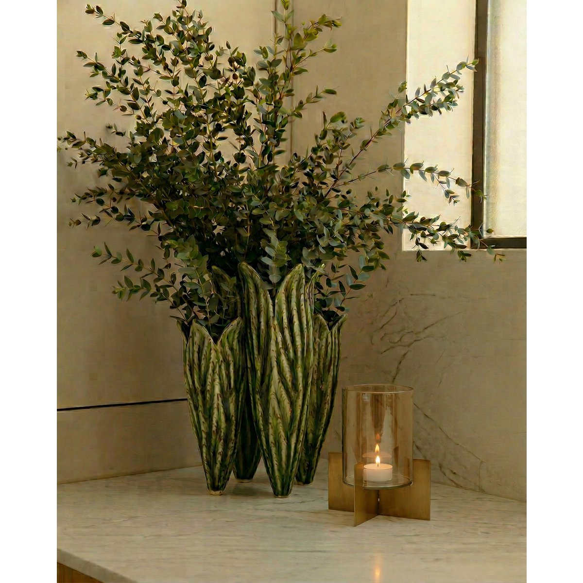 Groene vaas met bloemen gestyled op tafel in interieur