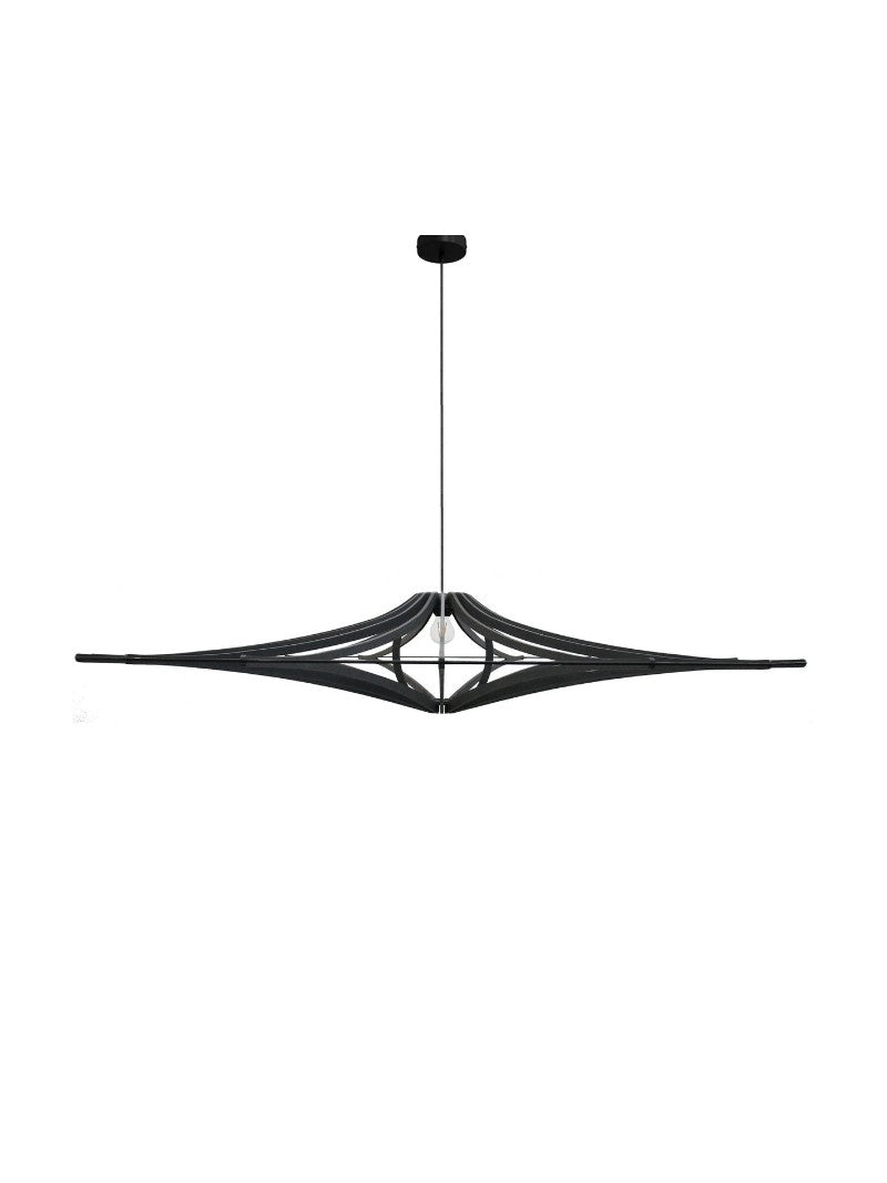 Grote zwarte MDF hanglamp met moderne, geometrische vorm en open structuur. Een opvallend designstuk dat perfect past boven een eettafel of in een ruime woonkamer voor een eigentijdse en stijlvolle uitstraling.