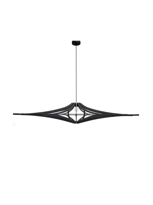 Grote zwarte MDF hanglamp met moderne, geometrische vorm en open structuur. Een opvallend designstuk dat perfect past boven een eettafel of in een ruime woonkamer voor een eigentijdse en stijlvolle uitstraling.