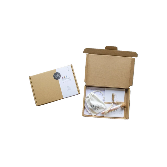 Happy Things Inside cadeaubox geopend met wensboontjes ansichtkaarten en kaarsje