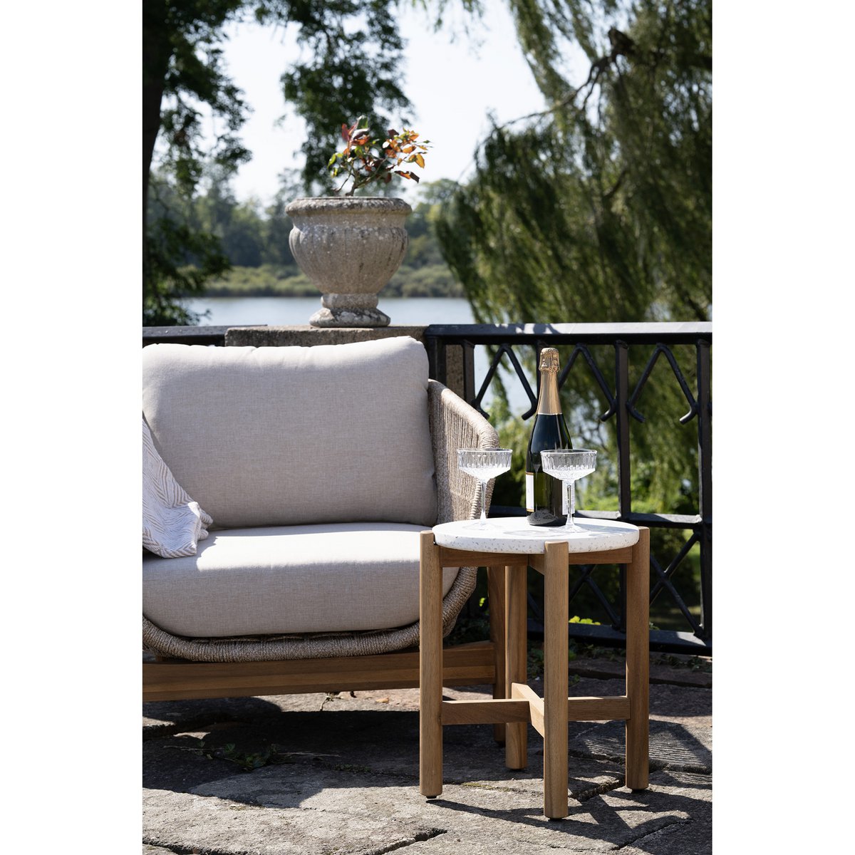 Houten bijzettafel Terracina in een buitensetting langs het water, super sfeervol