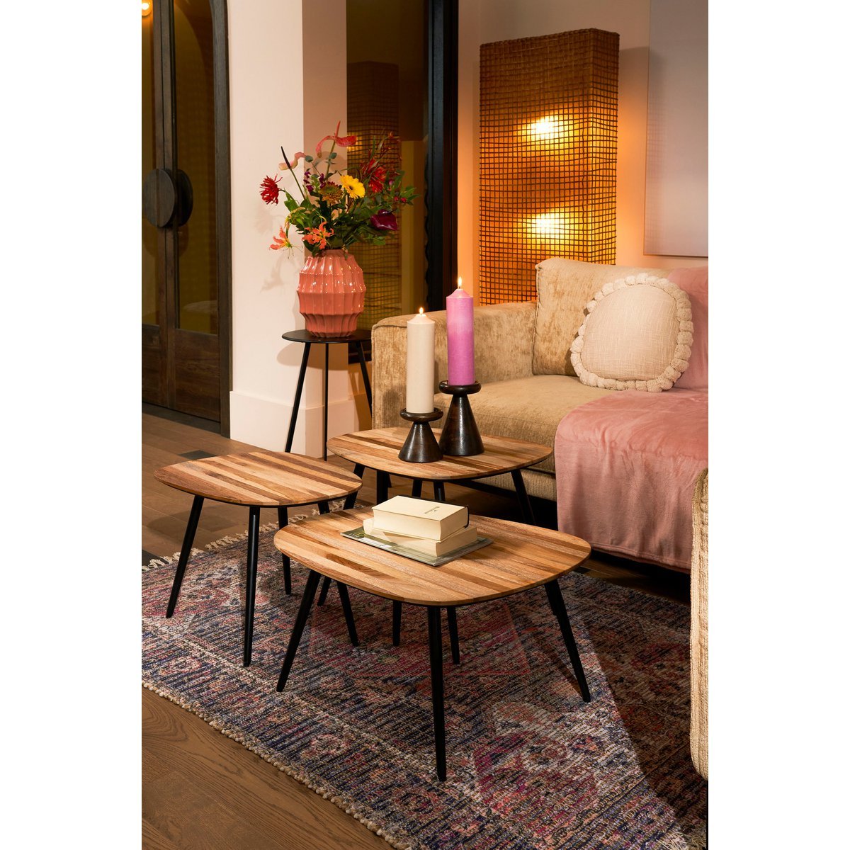 Jailey bijzettafels gestyled in een woonkamer met warme tinten.