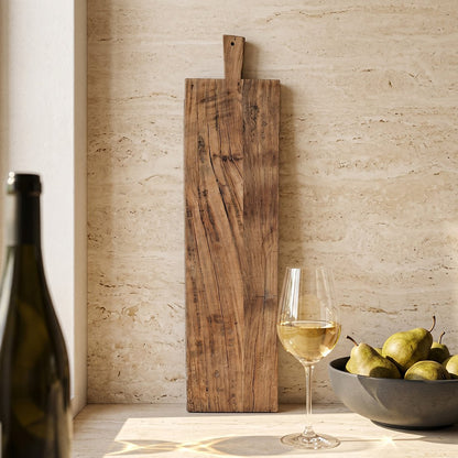 Houten borrelplank naturel 90 cm Farmwood tegen een marmeren muur aan met wijnglazen een een schaal met fruit