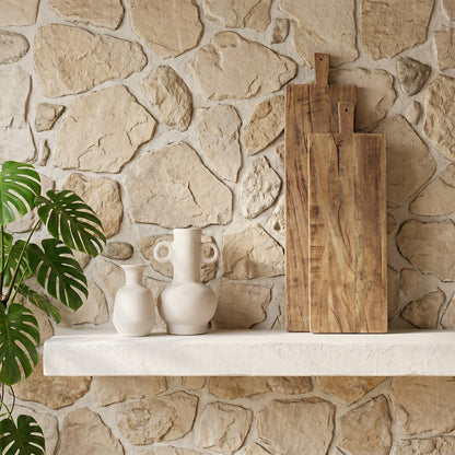 Houten borrelplank naturel 90 cm Farmwood tegen stenen muur met andere borrelplanken en keramieken vazen