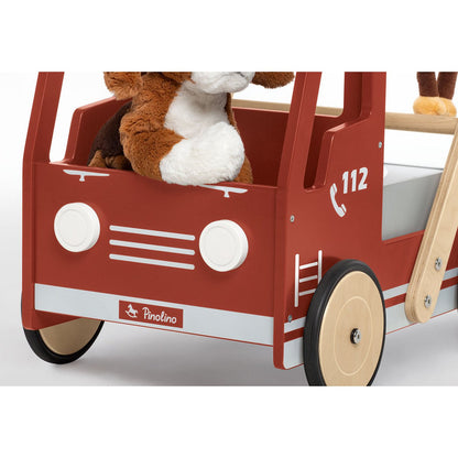 Baby walker brandweerwagen gebruikt als speelgoed in huis