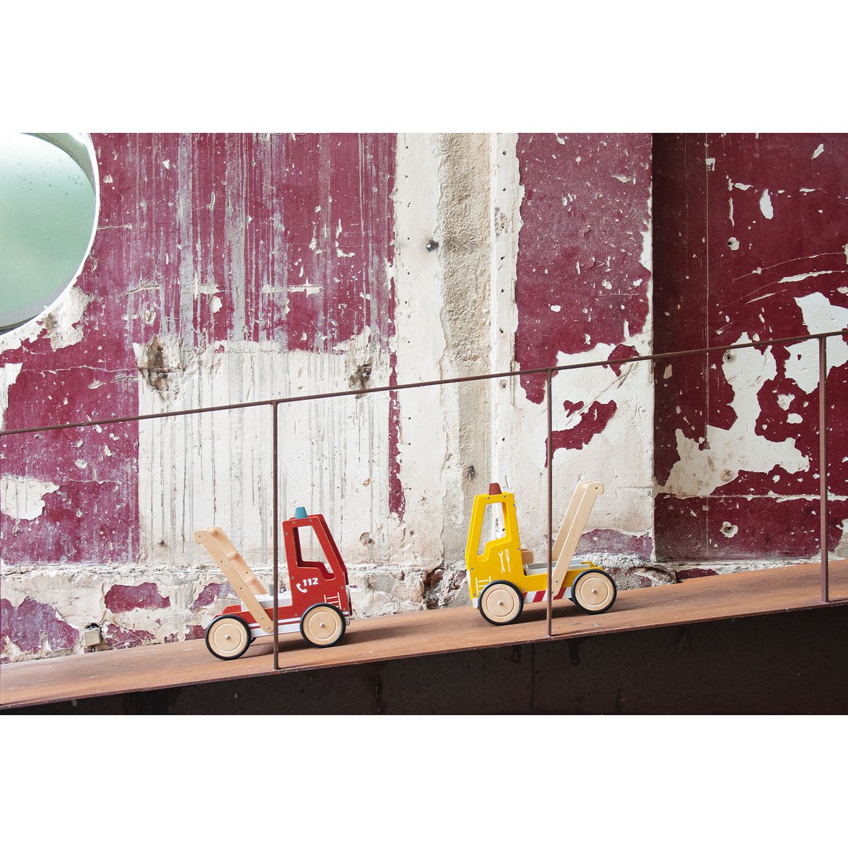 Brandweer loopwagen voor peuters in stedelijke omgeving