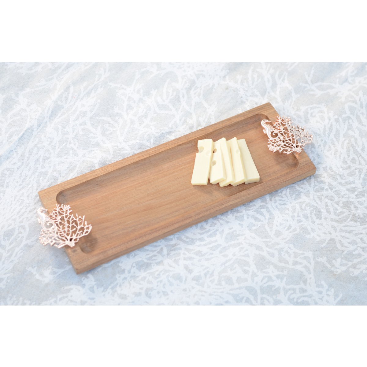 Houten dienblad rechthoek met roségouden handvatten 42 cm met kaasjes erop op wit tafelkleed
