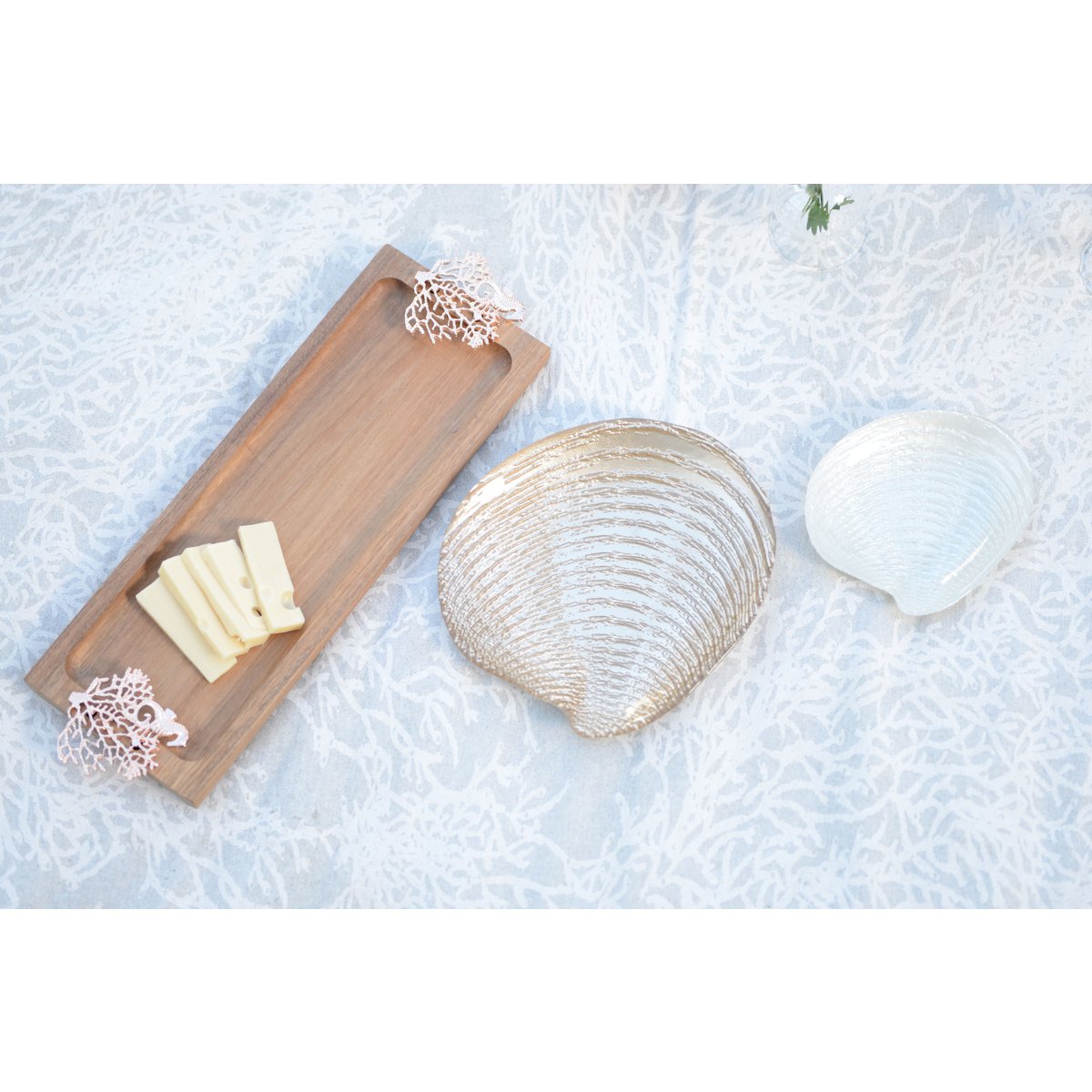 Houten dienblad rechthoek met roségouden handvatten 42 cm met kaasjes erop op wit tafelkleed met andere schalen