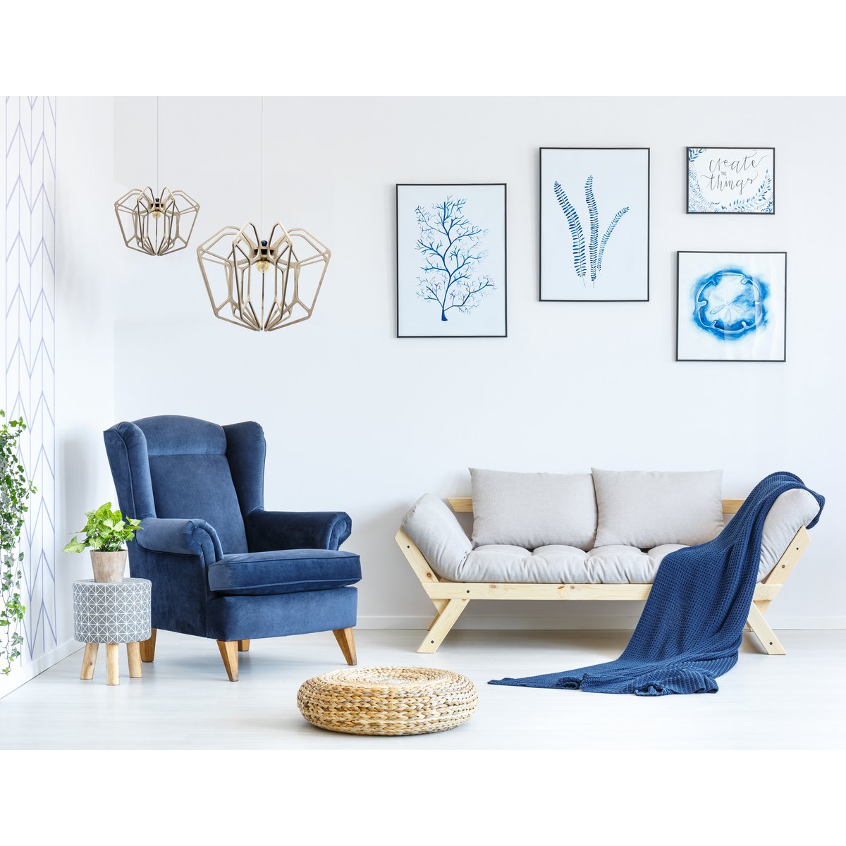 Combineer meerdere lampen voor een speels en stijlvol effect. De combinatie van hout en licht creëert een natuurlijke en ontspannen sfeer.
