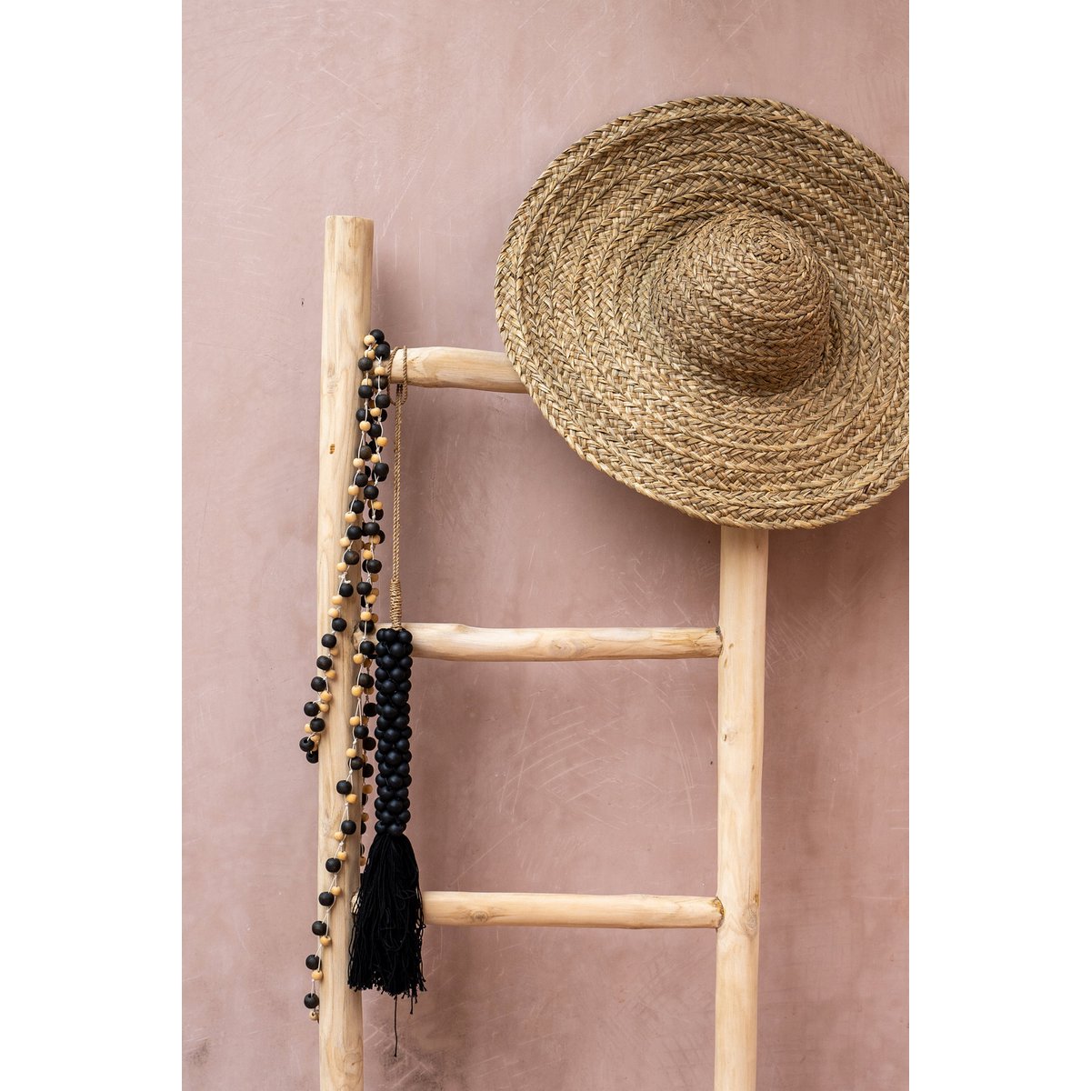 Canggu ketting gestyled in boho interieur met natuurlijke materialen