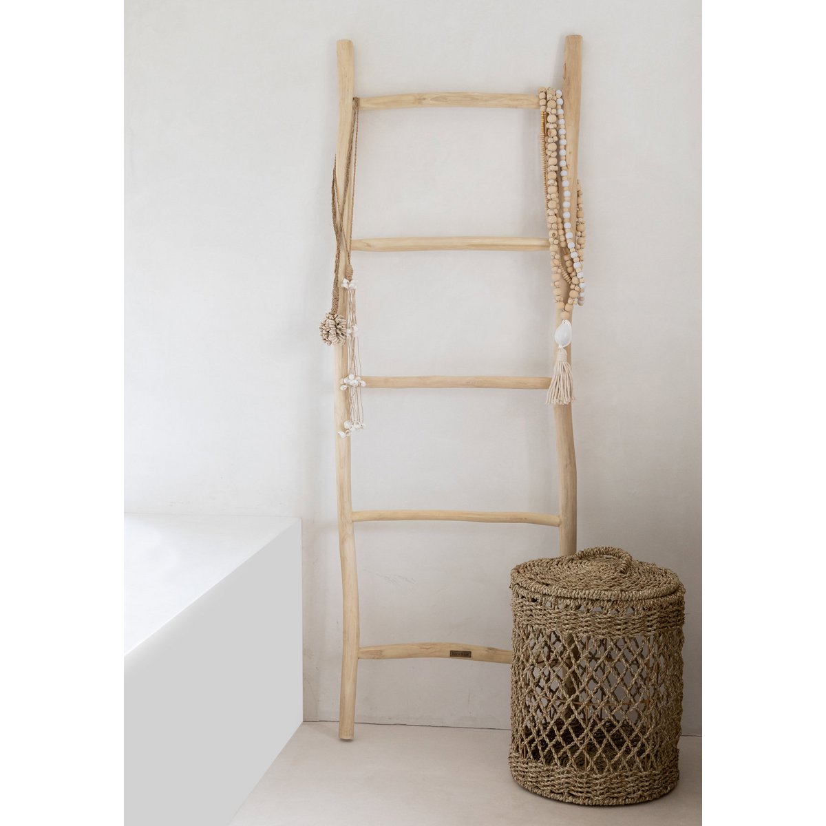 Detail van houten Jimbaran ketting met organische vormen