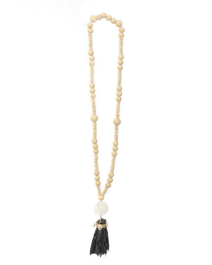 Lovina ketting van houten kralen met schelp en zwarte kwast