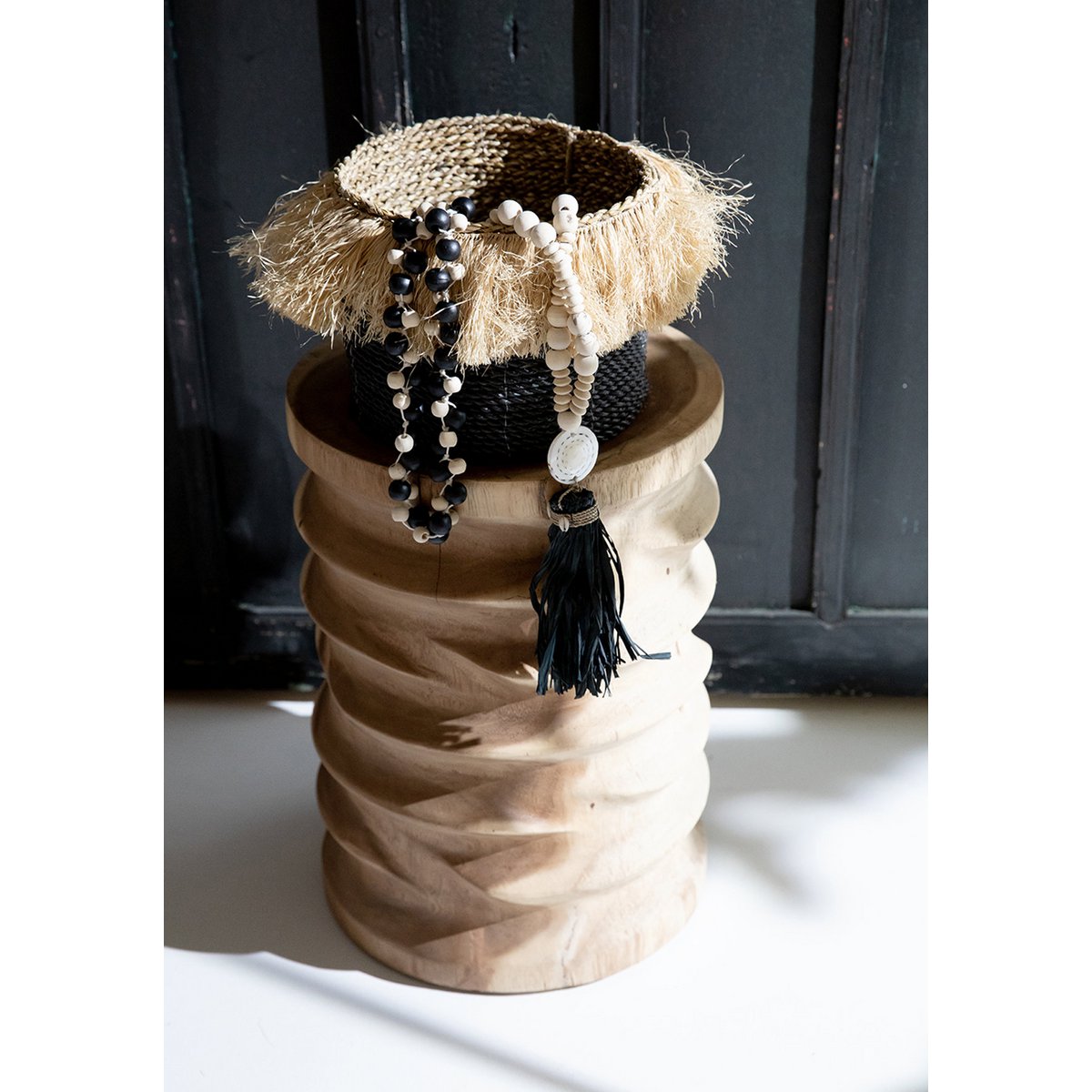 Detail van houten kralen en schelp van de Lovina ketting