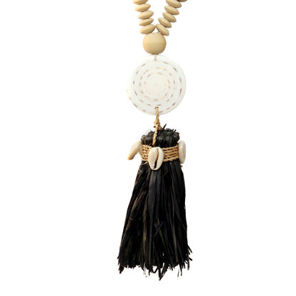 Natuurlijke ketting van hout en schelp met kwast, close-up