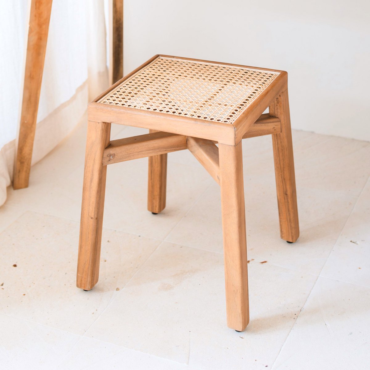 Houten kruk rotan bruin 41 cm Subang in een boho hal