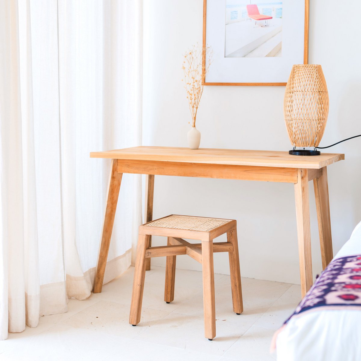 Houten kruk rotan bruin 41 cm Subang in een boho slaapkamer met een houten bureau en rotan lamp