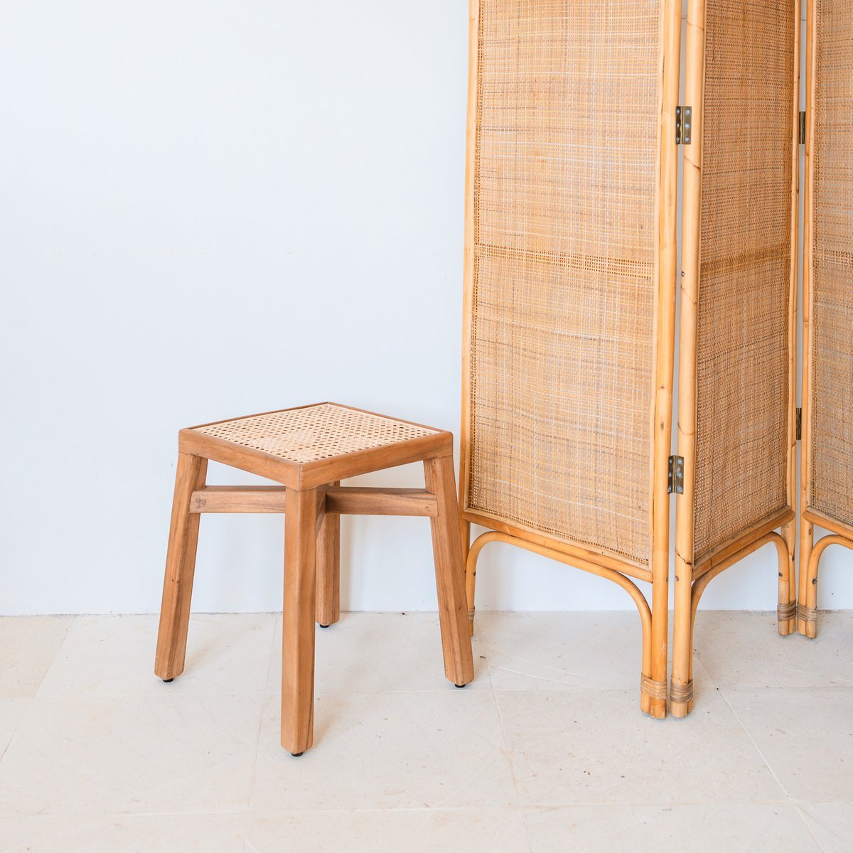 Houten kruk rotan bruin 41 cm Subang naast een rotan scheidingswand